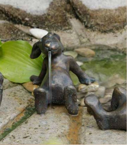 Bronzefigur Wasserspeiend Emil der Hase